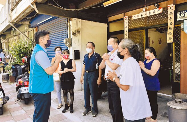 花莲市长魏嘉贤（左）感谢已故市民阙黄娥将私有土地提供公所使用，29日特别前往阙家表达感谢。（花莲市公所提供／王志伟花莲传真）