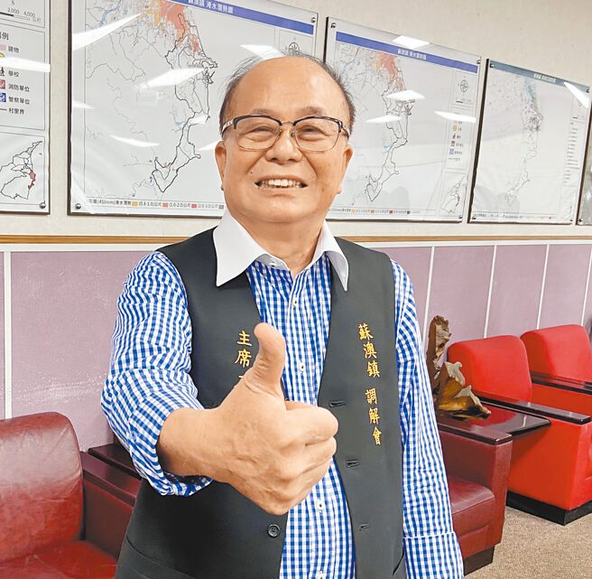 宜蘭縣蘇澳鎮的「公道伯」石茂雄，任職調解委員會主席逾30年，至今調解無數案件還獲總統獎、行政院長獎及獨任調解績優縣長獎等殊榮。（吳佩蓉攝）