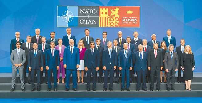 北約馬德里峰會，成員國元首和其他與會政府領袖合影。（摘自NATO官網）