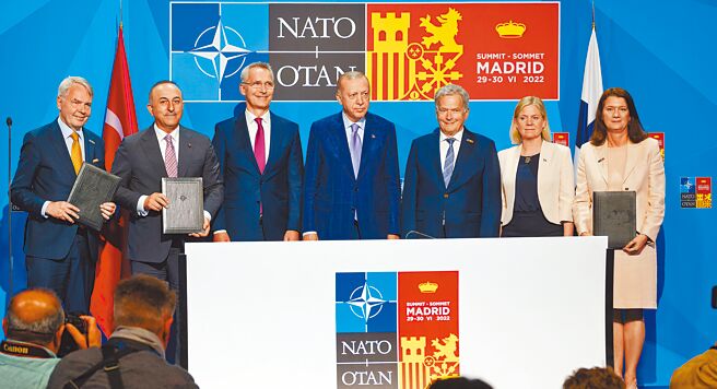 在北约秘书长斯托尔滕贝格的主持下，土耳其总统艾尔多安、芬兰总统尼尼斯托和瑞典首相安德森于28日在马德里会晤。（摘自NATO官网）