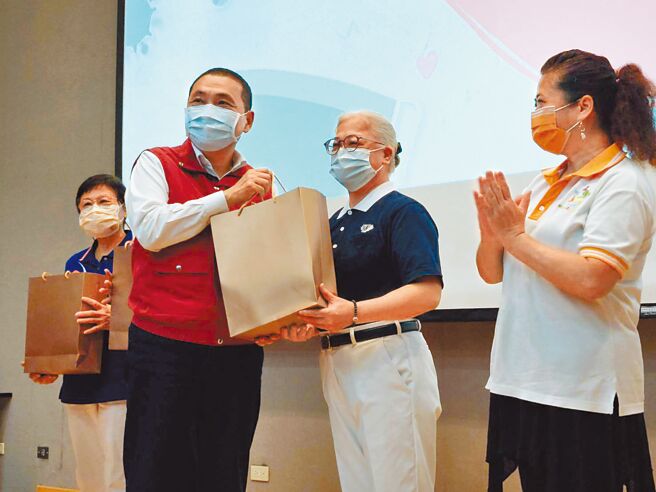 新北市长侯友宜（左二）感谢慈济师姐叶淑贞（右二），加入新北市居家照护关怀中心志工行列，替民眾解惑。（陈慰慈摄）
