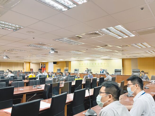 高雄市副市长林钦荣28日主持111年第6次道安会报，除听取高雄市两大监理所专案报告外，并责成交通局加码20万元补助青年学子参与机车驾训。（翻摄照片／洪靖宜高雄传真）