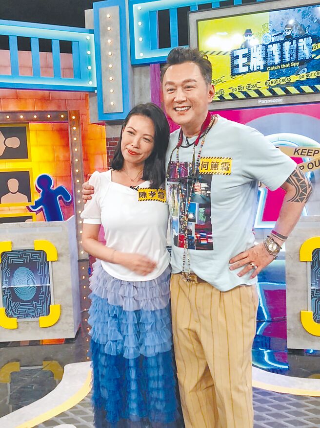 陈孝萱（左）和何笃霖昨录节目《王牌谍对谍》之前分享近况。（郑宜熏摄）