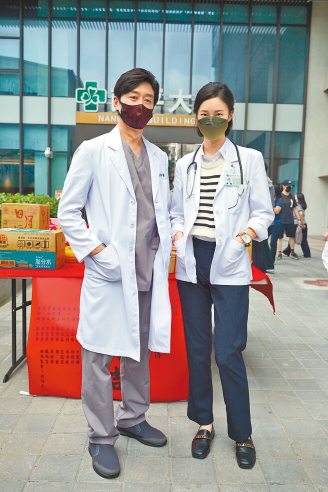 柯宇綸鍾瑶扮醫師 為戲考CPR證照 – 中時新聞網 Chinatimes.com