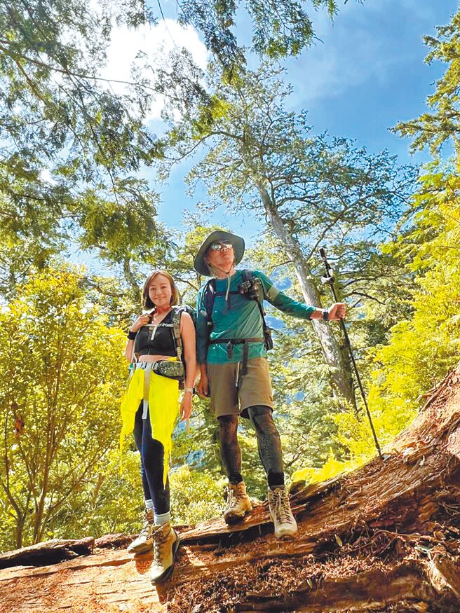 季芹（左）和老公王仁甫今年開始往戶外走跳。（芹仁PlayWhat提供）