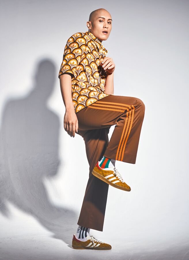 YELLOW歌手黄宣接受本报邀请进棚拍摄adidas x Gucci双联名男装专题，展现嘻哈时尚的前卫魅力。LOGO短袖外套11万1000元，运动长裤4万2000元。（JOJ PHOTO摄，图片企画／中时时尚）
