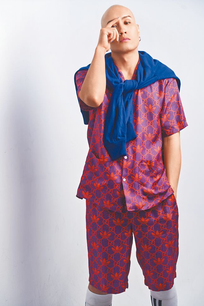 嘻哈才子YELLOW黄宣最近声量不小，个人首场演唱会《DEAD OR ALIVE》将在10月登场，专辑主打歌《Beanstalk》MV也于近日上线，从造型到MV幕后花絮，无不引起关注。adidas×Gucci双联名LOGO衬衫4万500元，LOGO短裤3万6000元。（JOJ PHOTO摄，图片企画／中时时尚）