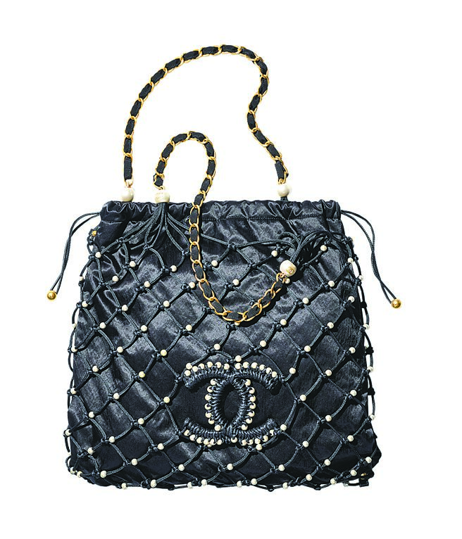 CHANEL黑色罗缎幻象珍珠刺绣皮穿炼肩背包22万8000元。（CHANEL提供）