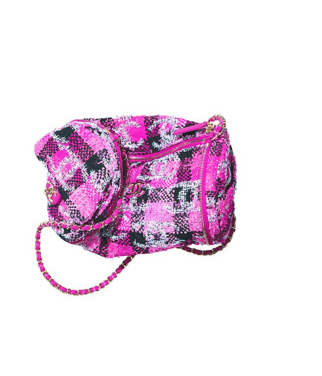 CHANEL粉色斜纹软呢双C Logo皮穿炼肩背包11万5600元。（CHANEL提供）