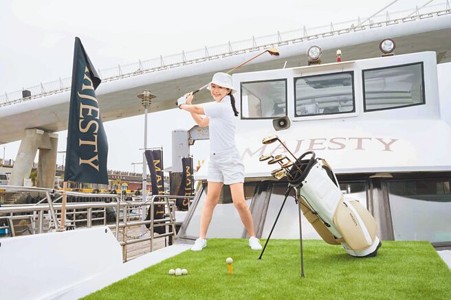玛嘉斯帝（MAJESTY）台湾总经理李佩倩引进国外相当流行的游艇高尔夫。（MAJESTY提供）