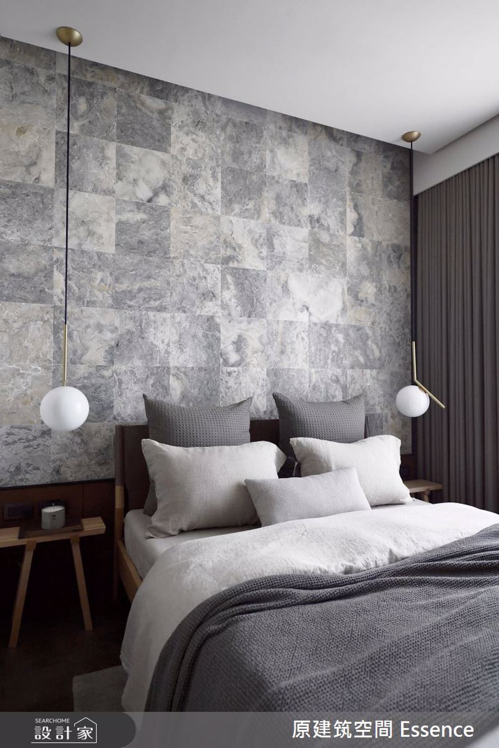 床頭背牆以台灣特有大理石做幾何拼接，灰階色調的紋理，搭配細緻的金屬燈飾，創造理性秩序和感性藝術的對話。(圖/設計家)