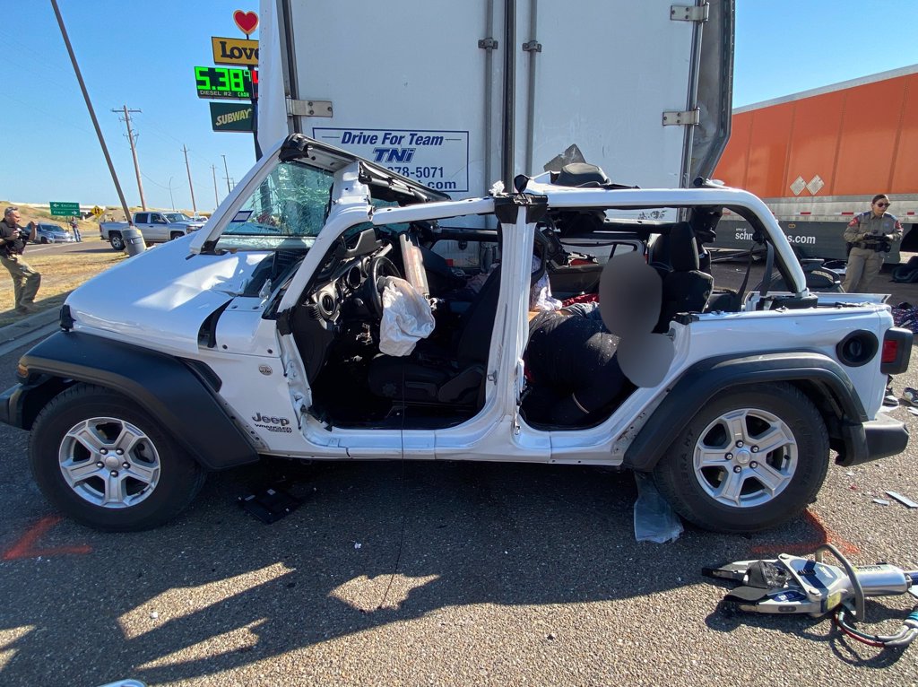 德州南部恩西纳（Encinal）一辆吉普车在35号州际公路为了逃避执法人员，和大货车相撞，至少导致4死3重伤。（德州公共安全局）(photo:ChinaTimes)