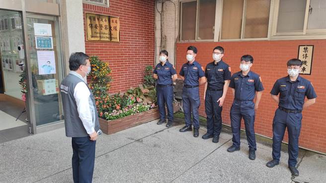 桃园市长郑文灿今天前往桃园市警察局保安警察大队颁奖。（赖佑维摄）