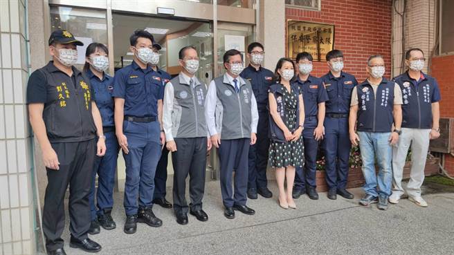 桃园市长郑文灿今天前往桃园市警察局保安警察大队颁奖。（赖佑维摄）