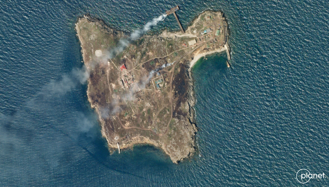 美國商業衛星公司星球實驗室（Planet Labs Inc）提供的衛星照顯示，蛇島6月29日冒出陣陣濃煙。（路透）