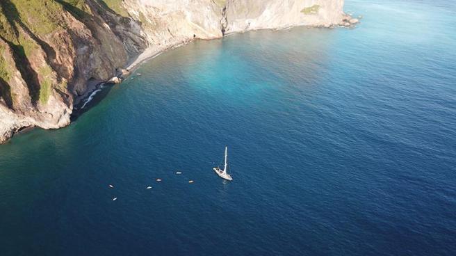 （礁溪老爷酒店暑假推出「来去宜兰．玩」活动，旅客近距离欣赏龟山岛之美，并举办「九弯十八拐．百辑风华展」。图／礁溪老爷酒店）