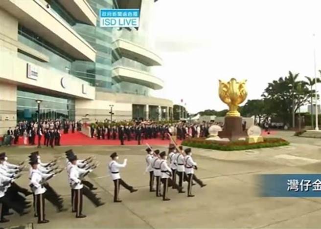 香港七一升旗典礼护旗方队中式步操进场。（香港东网）