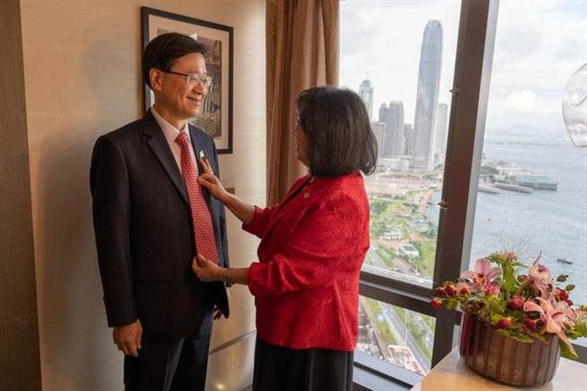 香港七一升旗典礼前，李家超社交网帐户上载李家超笑容满脸，由妻子帮忙准备领带的照片。（李家超fb图片）
