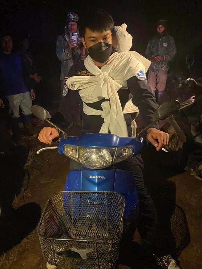 大爱无价！泰国男子查敦背着木乃伊般的「无名尸」骑7公里山路下山，无私救援引泰国网友泪崩。(翻摄ดาวลักษ์ สมฤทธิ์脸书)