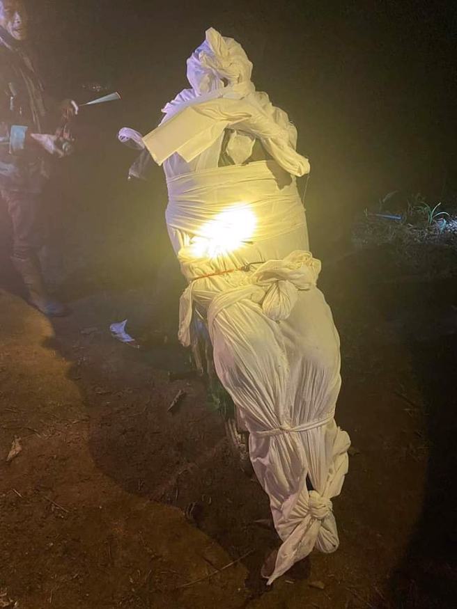 大爱无价！泰国男子查敦背着木乃伊般的「无名尸」骑7公里山路下山，无私救援引泰国网友泪崩。(翻摄ดาวลักษ์ สมฤทธิ์脸书)