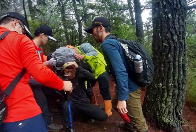 泰国男子自愿骑车入山背尸下山，类似状况也常发生在台湾，日前桃山女山友陈尸山路，高山协作及救难人员也利用徒步方式护送遗体下山。(中时资料库)