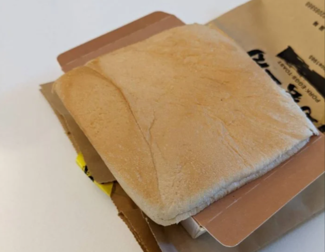 近日一名网友点了外送，岂料餐点蛋饼送达后，却发现店家多送一片吐司边，他困惑的po网询问用途，网友指是类似「隔板」的作用。（图／翻摄自Dcard）