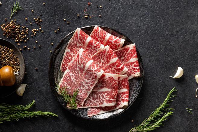 （肉多多火锅庆祝新店开幕，全台门市暑假优惠肉品买一送一。图／肉多多火锅）