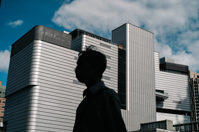 受到全球股、债大幅下跌影响，今年截至 5月底评价后劳动基金收益數为-2311.1 亿元，收益率-4.53％。（郭吉铨摄）