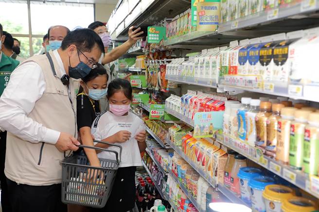 台南市政府社會局愛心餐食補給站開跑，市長黃偉哲陪同弱勢兒少兌換餐食。（社會局提供／洪榮志台南傳真）