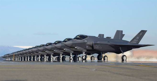 25架F-35A戰機2021年4月7日在阿拉斯加艾爾生空軍基地（Eielson Air Force Base）一字排開，準備起飛參加軍演的畫面。（美國空軍）