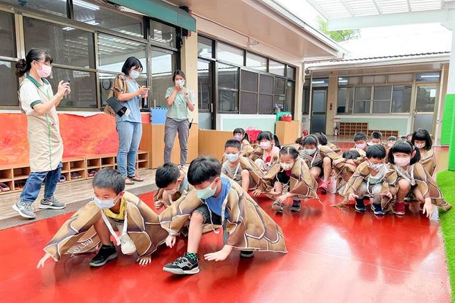 小朋友们穿上披风扮演小穿山甲，蹲低学穿山甲走路模样十分可爱。（野湾提供／蔡旻妤台东传真）