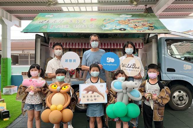 (后左至右)成功教育家幼儿园执行长施成翰、丽婴房总经理张育韶、野湾动物医院院长江宜伦与小朋友们合照。（野湾提供／蔡旻妤台东传真）
