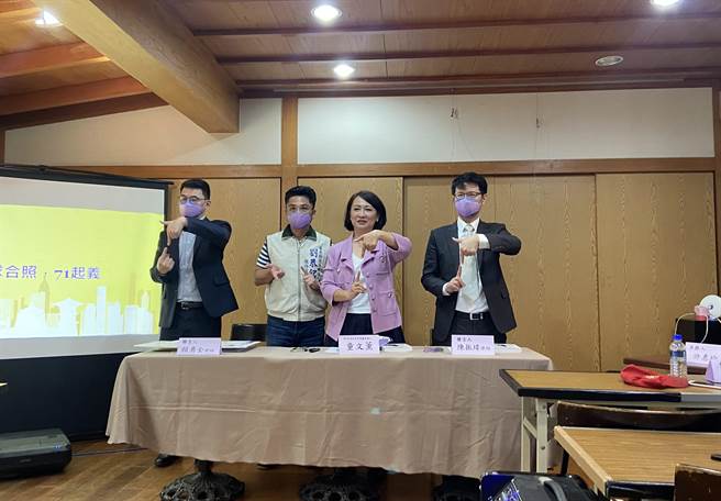 無黨籍人權律師童文薰（右二）1日宣布參與戰局，舉行「71 起義，一起起義」參選台北市長記者會，並提出7大政見。（陳薏云攝）