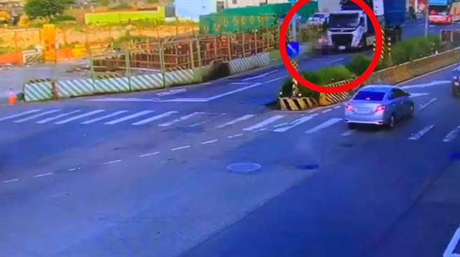 桃園一輛曳引車疑未注意車前情況，擦撞機車騎士後輾斃。（翻攝畫面／蔡明亘桃園傳真）