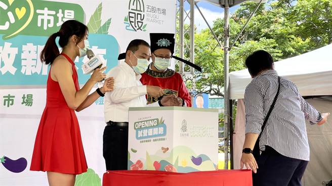 侯友宜亲手抽出万元买菜金的幸运得主。（吕健豪摄）