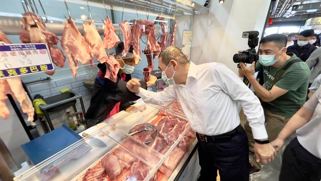 侯友宜走进市场替摊商打气。（吕健豪摄）