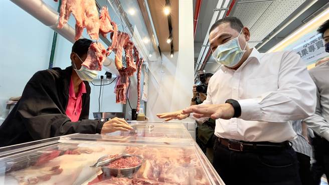 侯友宜说五股公有市场有别于传统市场脏乱的印象，环境卫生整洁。（吕健豪摄）