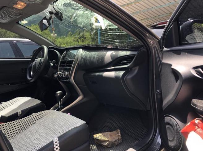 吴姓夫妻驾车前往东部游玩，返程经过南横公路时，车辆突遭落石击中前挡风玻璃造成碎裂。（图/ 中央社）