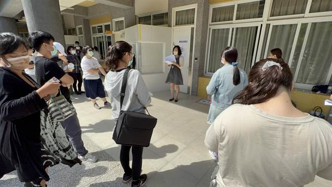金门县111学年度国民小学暨公立幼儿园教师联合甄选，笔试今（1）日在金湖国小登场，共有530人报考，角逐43个正式教师缺额。（金湖国小提供）