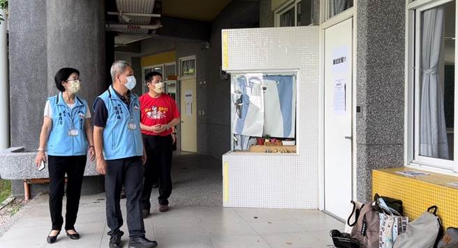 金门县政府秘书长陈祥麟 、教育处处长黄雅芬和金湖国小校长陈为信上午也到考场关心考生，替大家加油打气。（金湖国小提供）