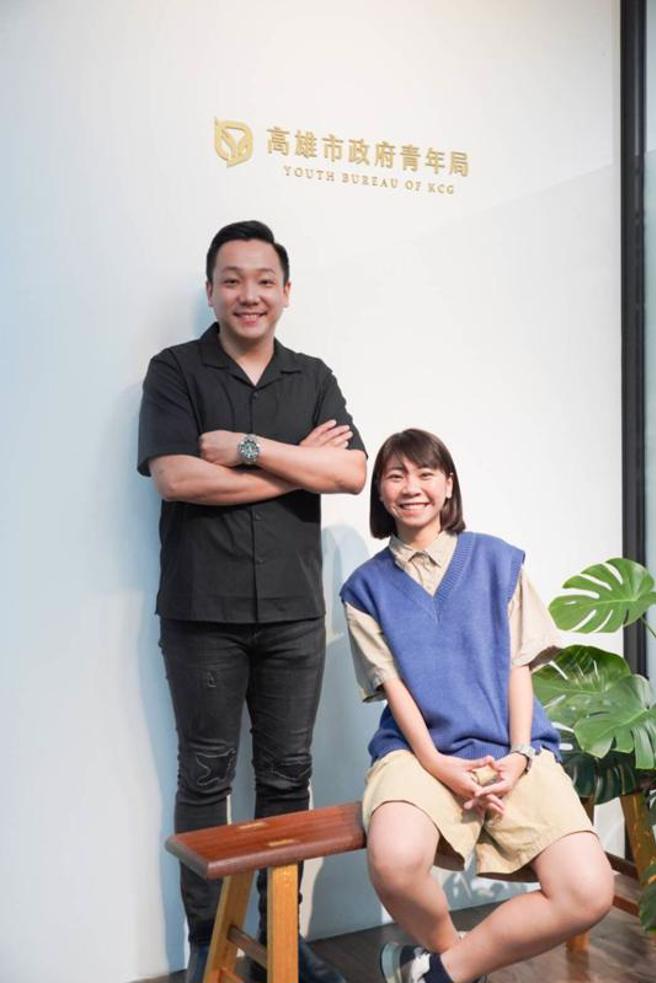  高雄市政府推出「青年租屋改造计画」，徵选未满30岁的青年租屋族，携手知名YouTuber「小宅实验」的Penny（右）改造租屋环境。左为高雄市青年局长张以理。（图/ 中央社）