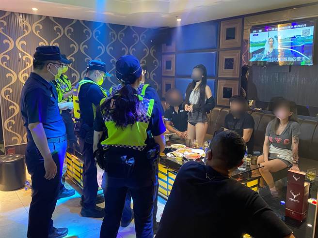 新莊分局警方昨晚進行威力掃蕩針對轄內各娛樂場所執行擴大臨檢。（警方提供）