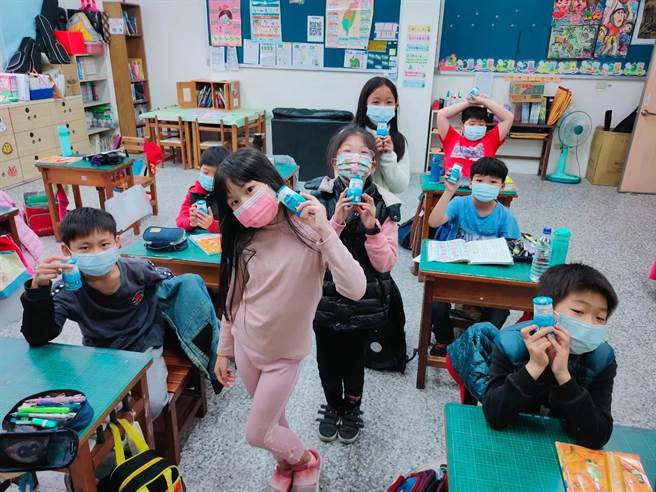 開發金控「營養100」補助苗栗圳頭國小加菜 。（開發提供）