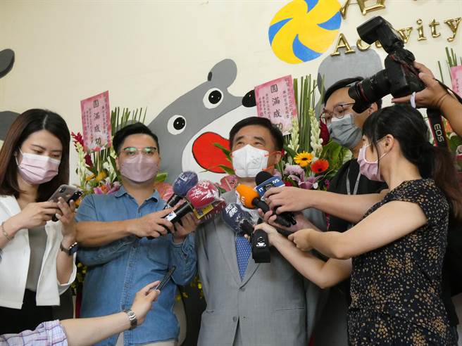 年底台北市长选举立委蒋万安、台北市副市长黄珊珊与卫福部长陈时中三脚督格局隐然浮现，前台北市长郝龙斌上午受访表示，蒋的所有选举团队已经都就定位，固本做的很好，选举策略正确，他对蒋选情非常乐观，有信心蒋能顺利当选。