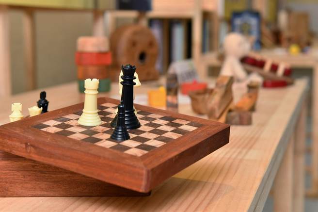 袖珍型的西洋棋收纳盒，适合出游方便携带。（东势林区管理处提供）