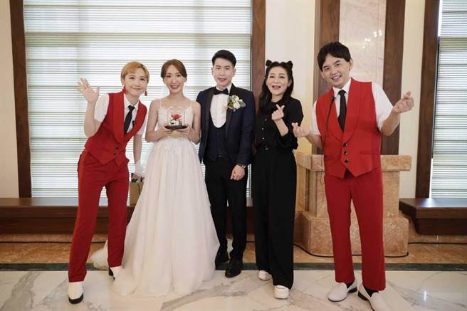 王彩樺（左）為《婚禮歌手》第一次在教堂唱歌。（東森綜合台提供）