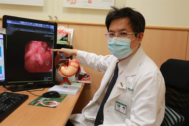 一般外科主任余政展以腹腔镜进行微创胃切除手术。（台中慈济医院提供）