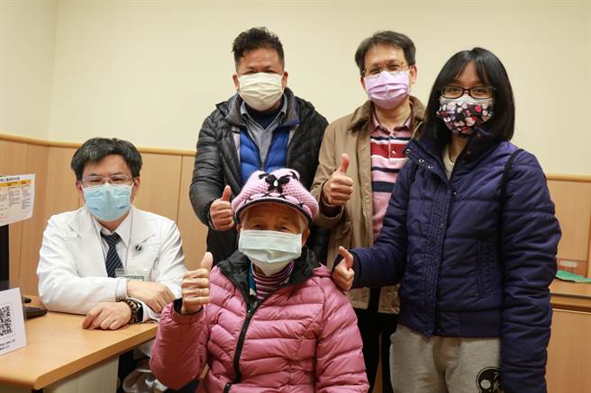 年迈患者术后3天就能顺利下床。（台中慈济医院提供）