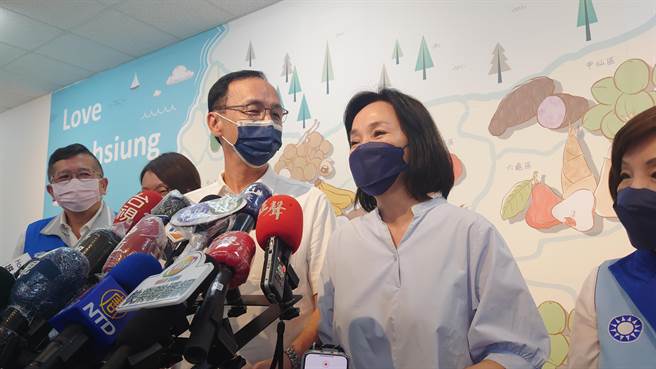 国民党主席朱立伦1日南下高雄市党部参加柯志恩介绍会时，强力谴责民进党跟侧翼竟然对柯志恩年龄跟性别歧视。（洪浩轩摄）