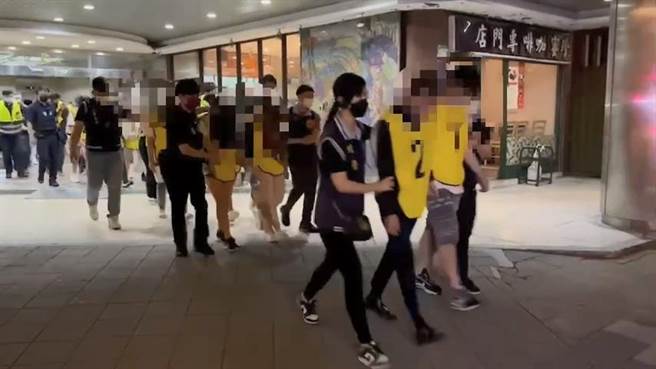 三重警方昨日傍晚会同台北市警在台北市松山区一举破获诈骗集团据点，逮捕高达32名成员。(三重警分局提供)